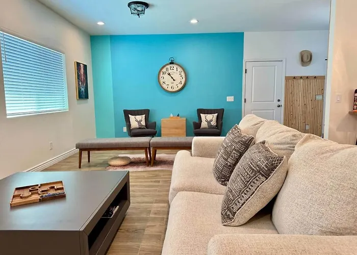 Holiday home New! Near Ballparks, Stadium, Raceway, 4 Tvs, Fast Wifi *