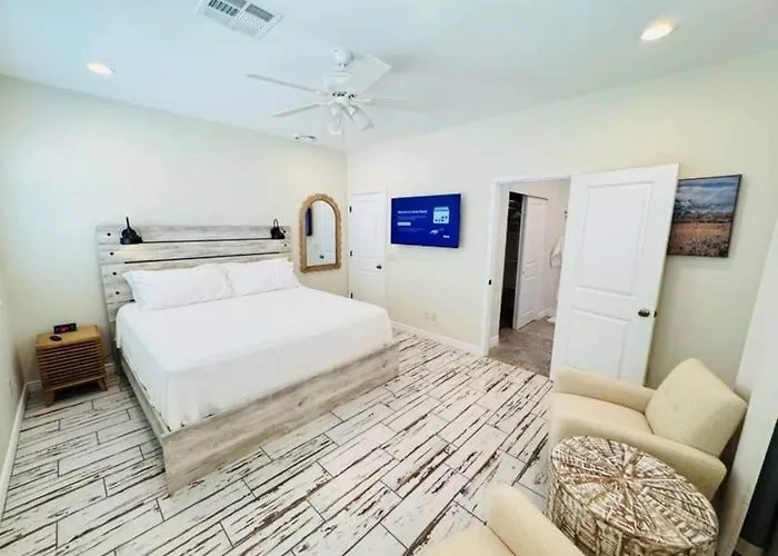 New! Near Ballparks, Stadium, Raceway, 4 Tvs, Fast Wifi Holiday home *