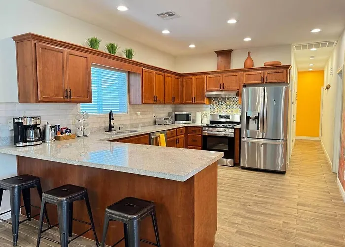 Holiday home New! Near Ballparks, Stadium, Raceway, 4 Tvs, Fast Wifi