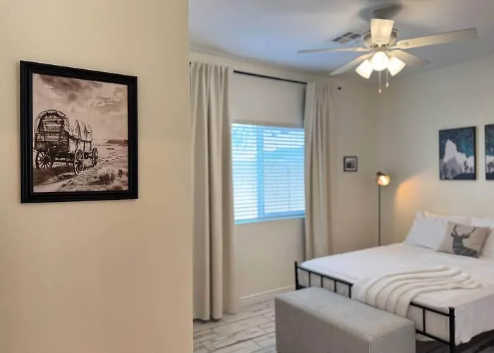 Holiday home New! Near Ballparks, Stadium, Raceway, 4 Tvs, Fast Wifi Cashion