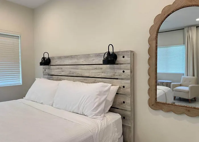Holiday home New! Near Ballparks, Stadium, Raceway, 4 Tvs, Fast Wifi Cashion