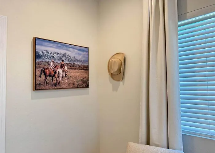 New! Near Ballparks, Stadium, Raceway, 4 Tvs, Fast Wifi Holiday home Cashion
