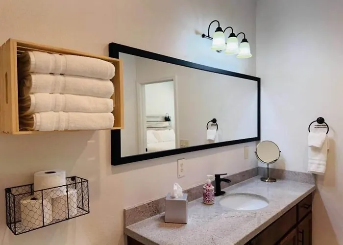 New! Near Ballparks, Stadium, Raceway, 4 Tvs, Fast Wifi Holiday home *