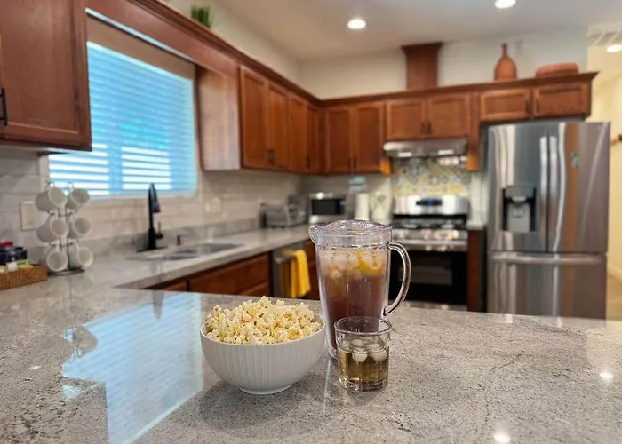 New! Near Ballparks, Stadium, Raceway, 4 Tvs, Fast Wifi Holiday home Cashion