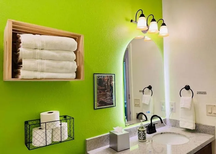 New! Near Ballparks, Stadium, Raceway, 4 Tvs, Fast Wifi Holiday home