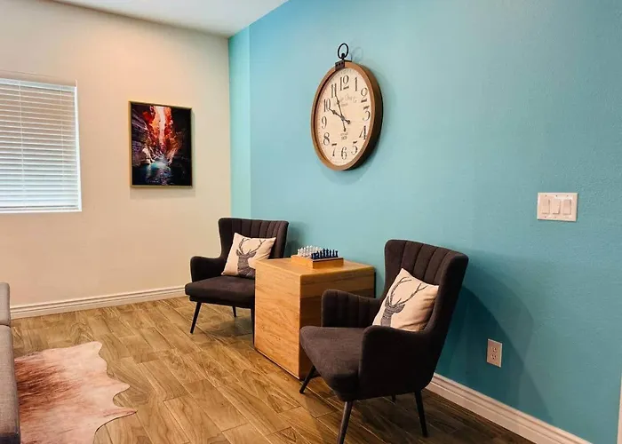 New! Near Ballparks, Stadium, Raceway, 4 Tvs, Fast Wifi Holiday home