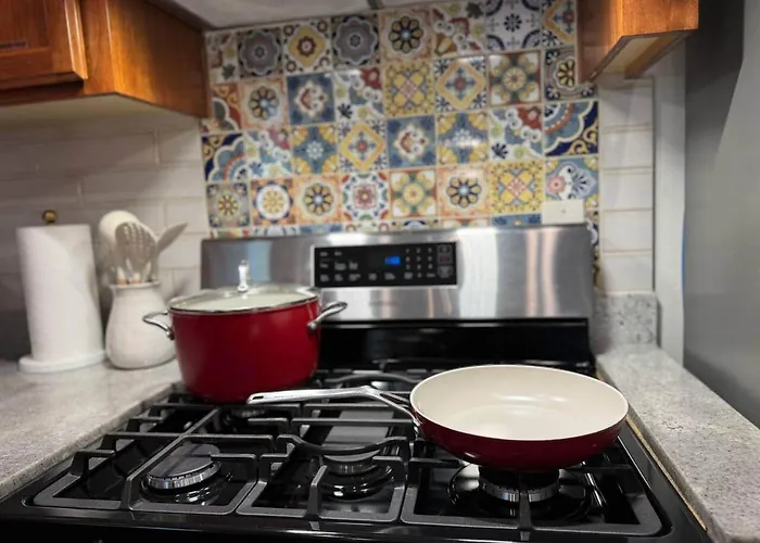 New! Near Ballparks, Stadium, Raceway, 4 Tvs, Fast Wifi Holiday home *