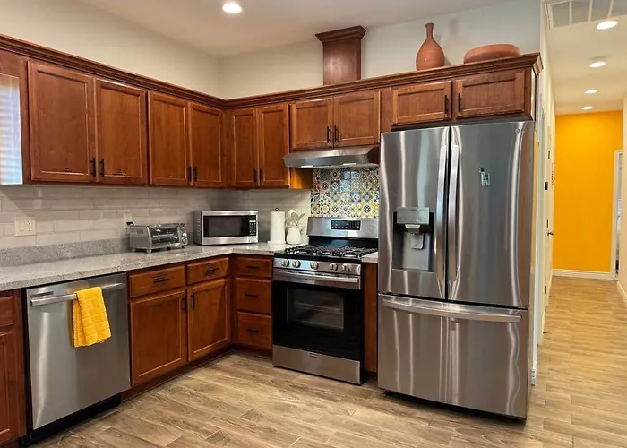 New! Near Ballparks, Stadium, Raceway, 4 Tvs, Fast Wifi Holiday home Cashion