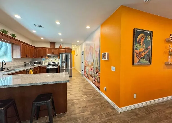New! Near Ballparks, Stadium, Raceway, 4 Tvs, Fast Wifi Holiday home