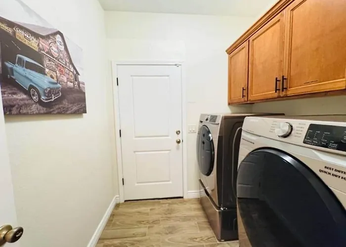 Holiday home New! Near Ballparks, Stadium, Raceway, 4 Tvs, Fast Wifi *