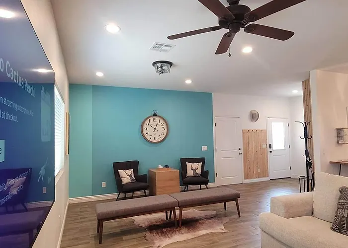 Holiday home New! Near Ballparks, Stadium, Raceway, 4 Tvs, Fast Wifi Cashion